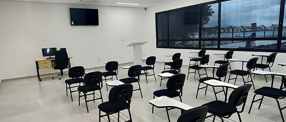 Centro de Instrução da Marinha do Brasil, sala de instrução com forro modular, luminária linear LED e climatização.