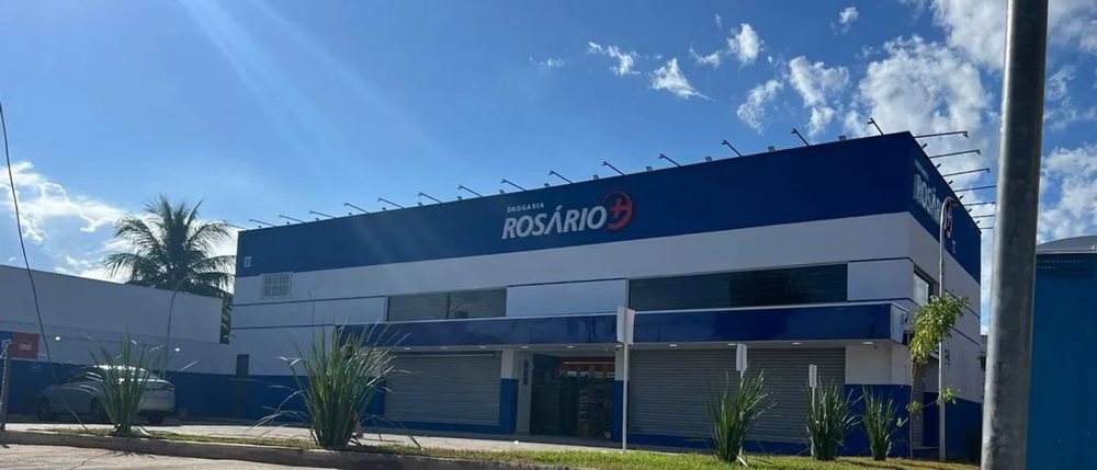 Drogaria Rosário, unidade própria em Cuiabá, fachada em ACM com testeira iluminada, entregue pronta para inauguração.